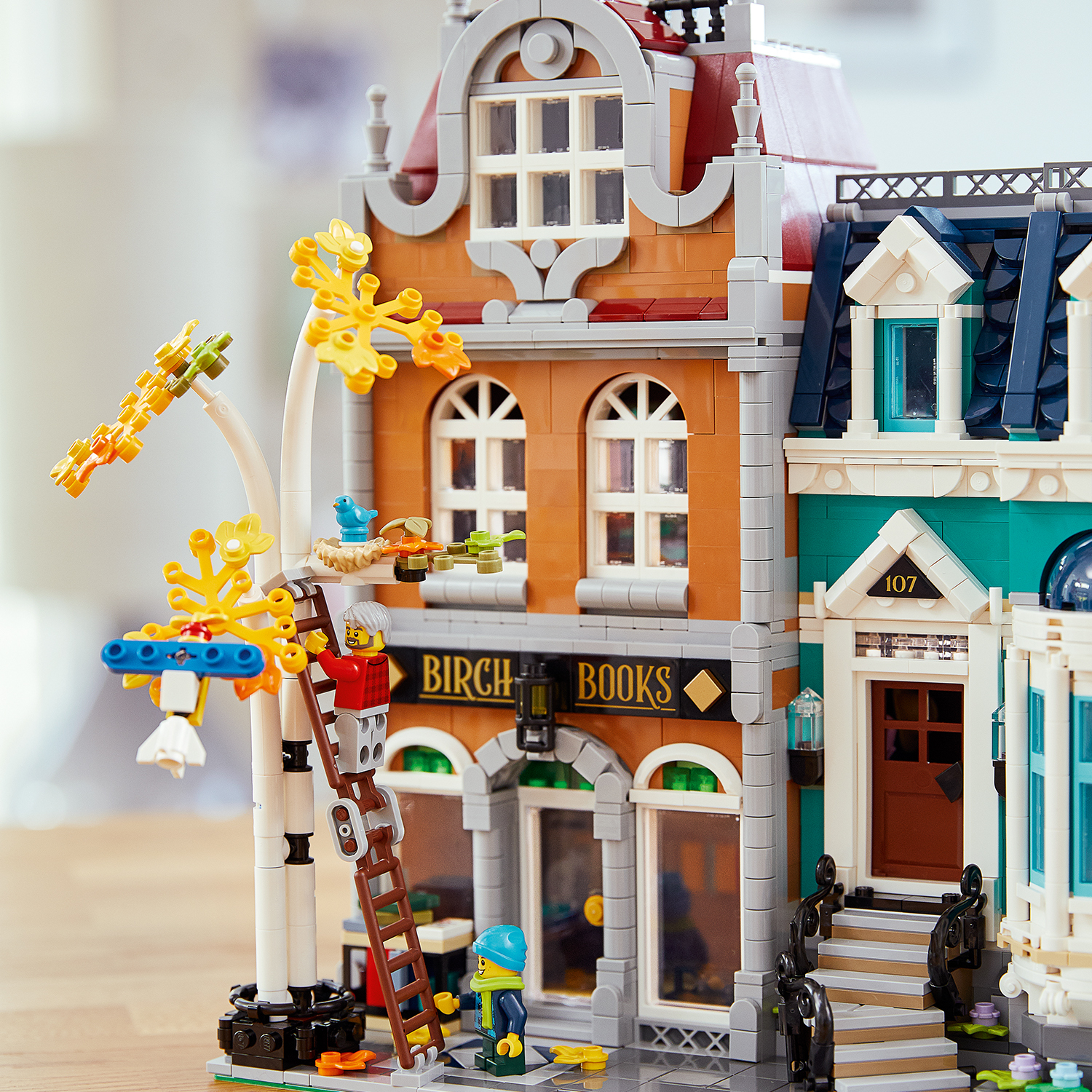 BỘ LẮP RÁP LEGO 10270 TIỆM SÁCH