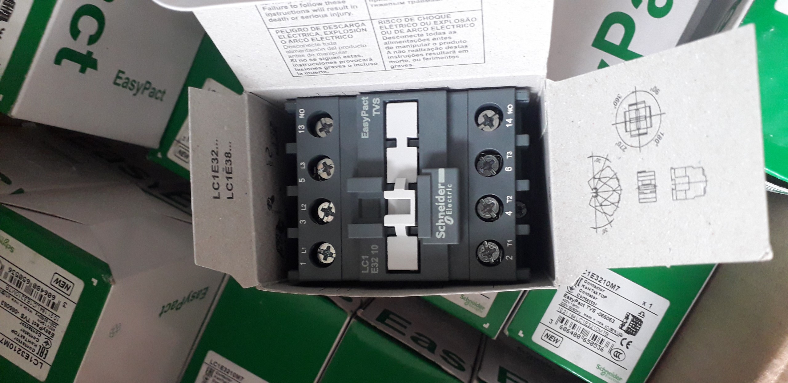 Công tắc Contactor 32A coil 220VAC Schneider LC1E3210M5 / M7