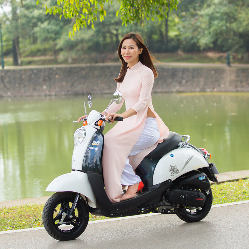 Xe ga 50cc Scoopy màu trắng yếm đen