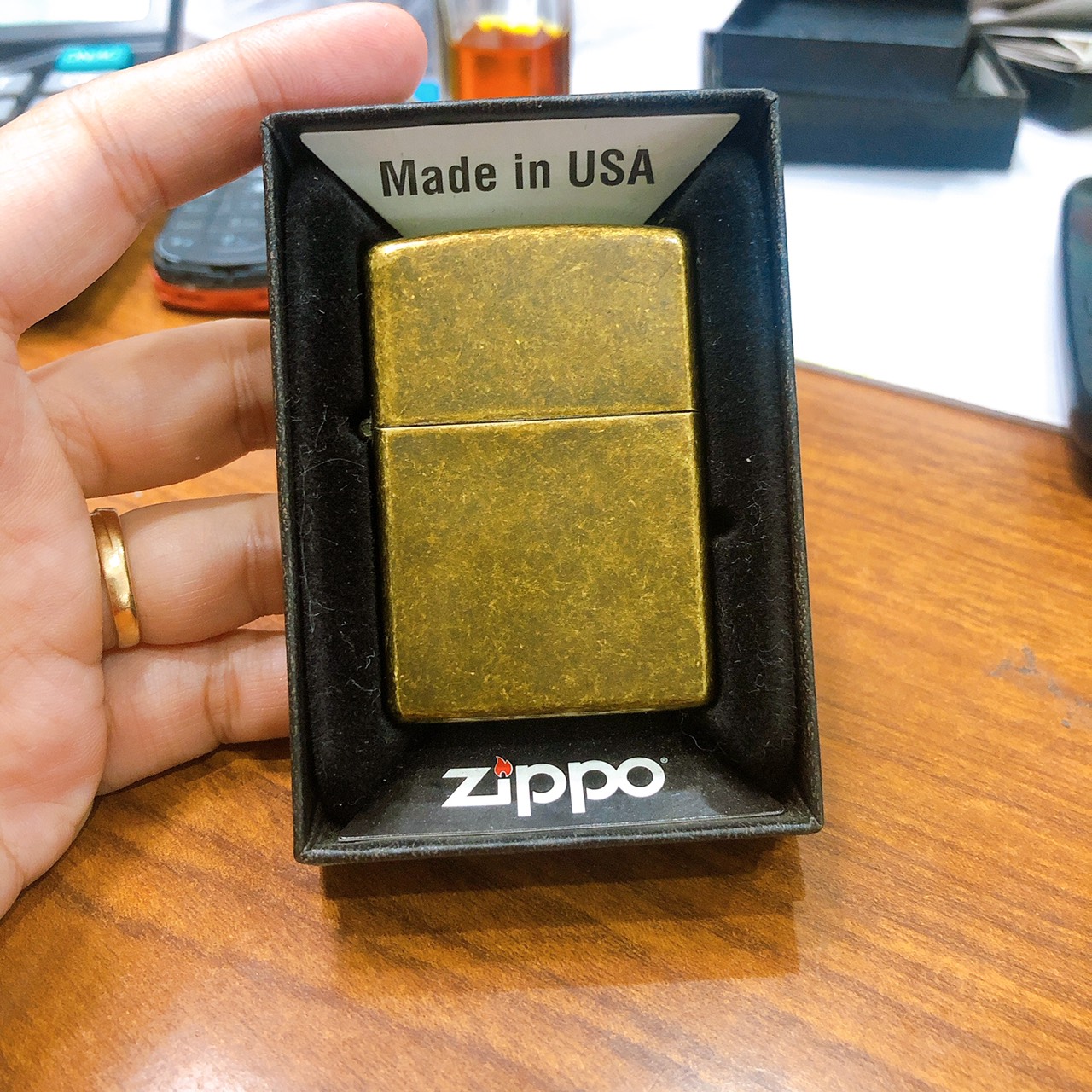 Bật lửa Ziippo Mỹ Antique Brass mã 201FB Màu Vàng Giả Cổ
