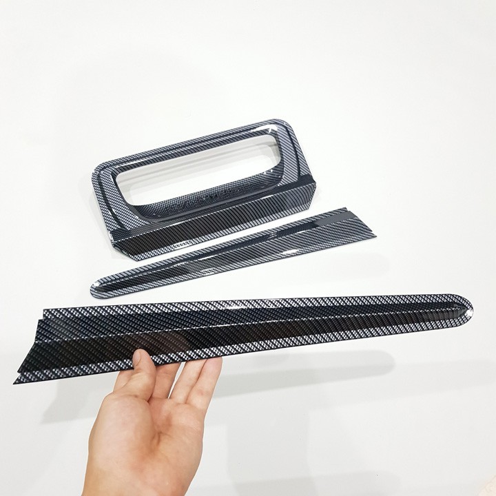 Ốp tay mở cốp sau xe Ford Ranger 2014 - 2022 vân carbon cao cấp