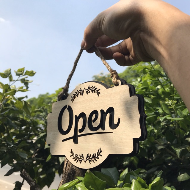 Bảng gỗ trang trí khắc tên 2 mặt Open/Closed treo cửa