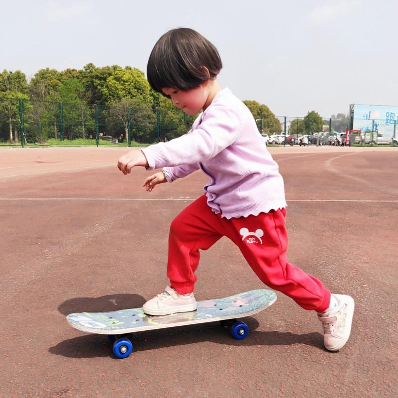 Ván trượt trẻ em Skateboard cao cấp làm từ gỗ ép 8 lớp, bánh xe PU chất lượng cao, in hình đang yêu giành cho bé