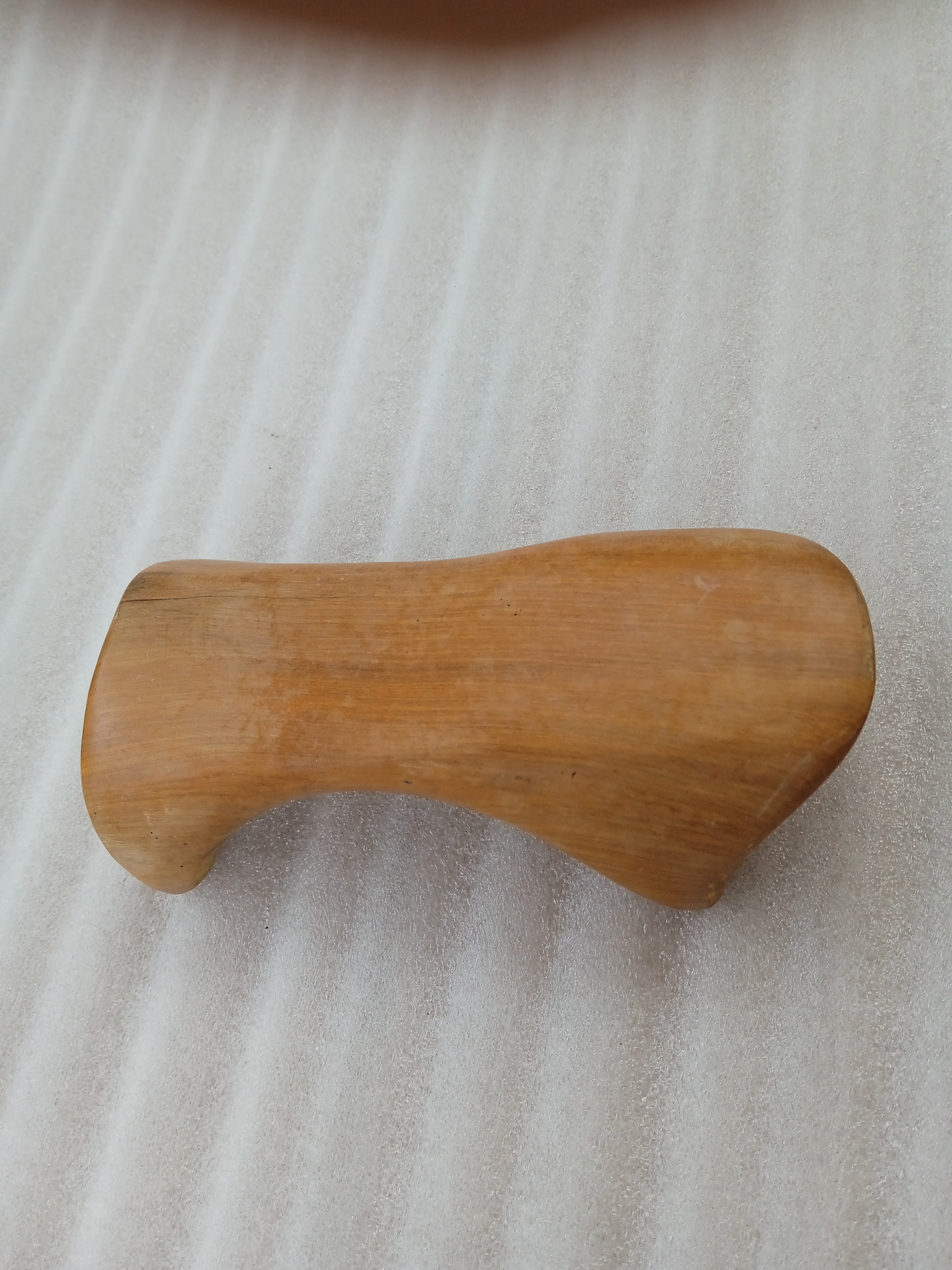 Dụng cụ massage N H home bằng gỗ thơm hình con ếch.