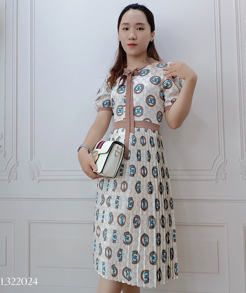 Váy lụa họa tiết GG nền trắng xếp ly