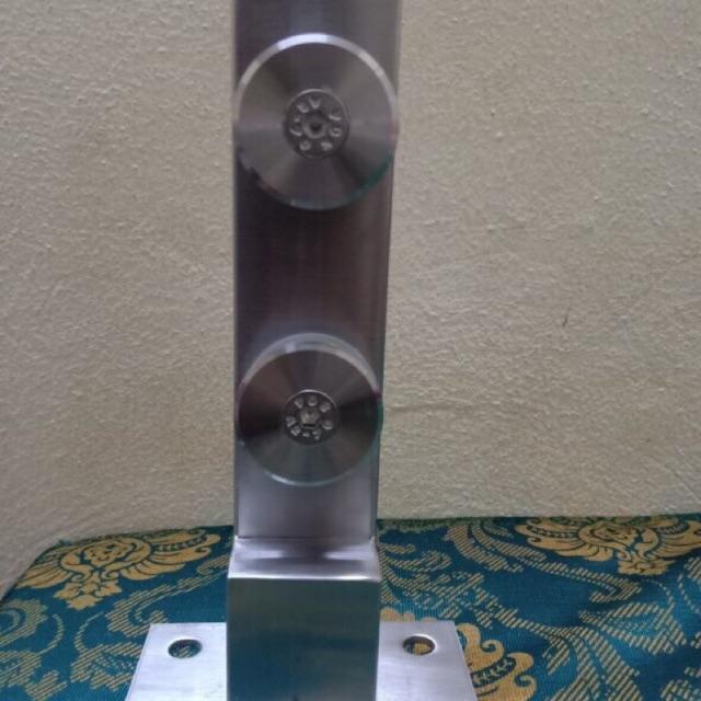 Trụ lan can kính cầu thang Sus304