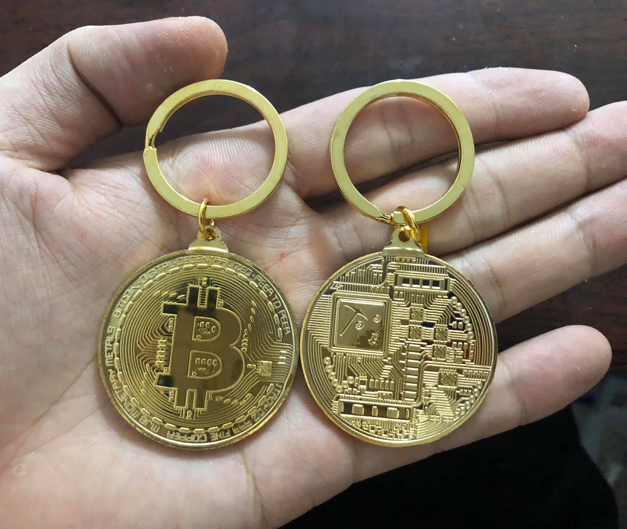 Móc khóa đồng Bitcoin mạ Vàng