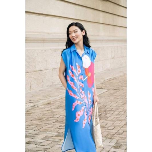 Váy cổ đức vai chờm lụa xanh in hoa.