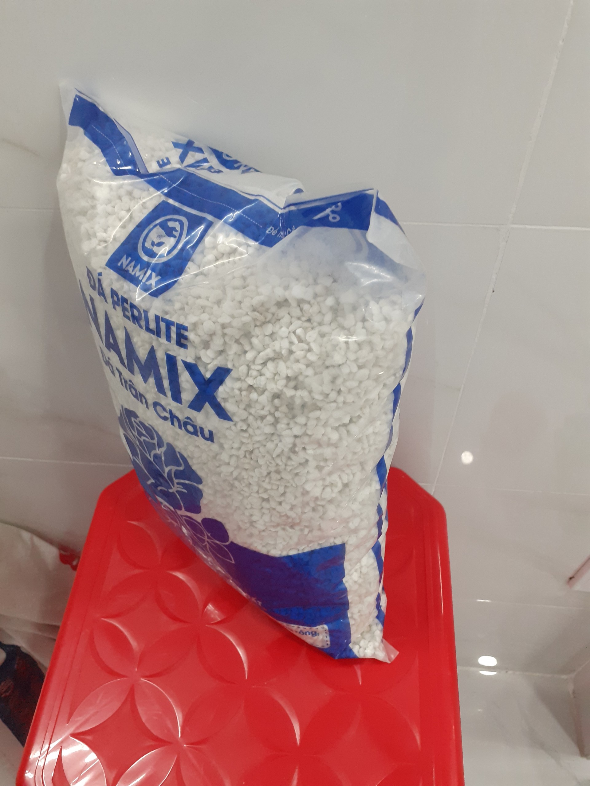 Giá thể tơi xốp đất – đá perlite – đá trân châu.