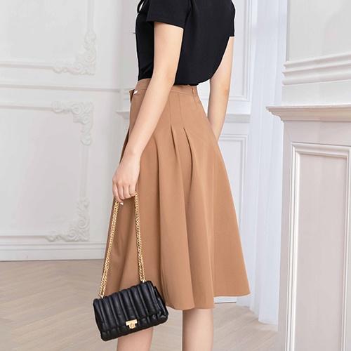 Chân váy be xòe xếp ly, cạp phối đai trần chỉ đính cúc Toson 34044E81