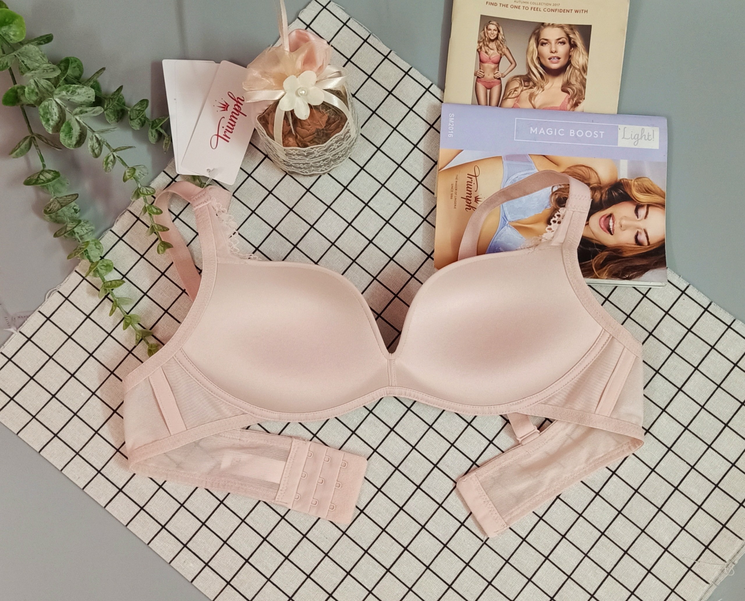 Áo lót nữ không gọng Triumph Simply Style Larkspur HU DV 3919 phối ren xinh xắn, đệm mút vừa nâng đẩy ngực tạo khe, bản lưng to 3 móc cài