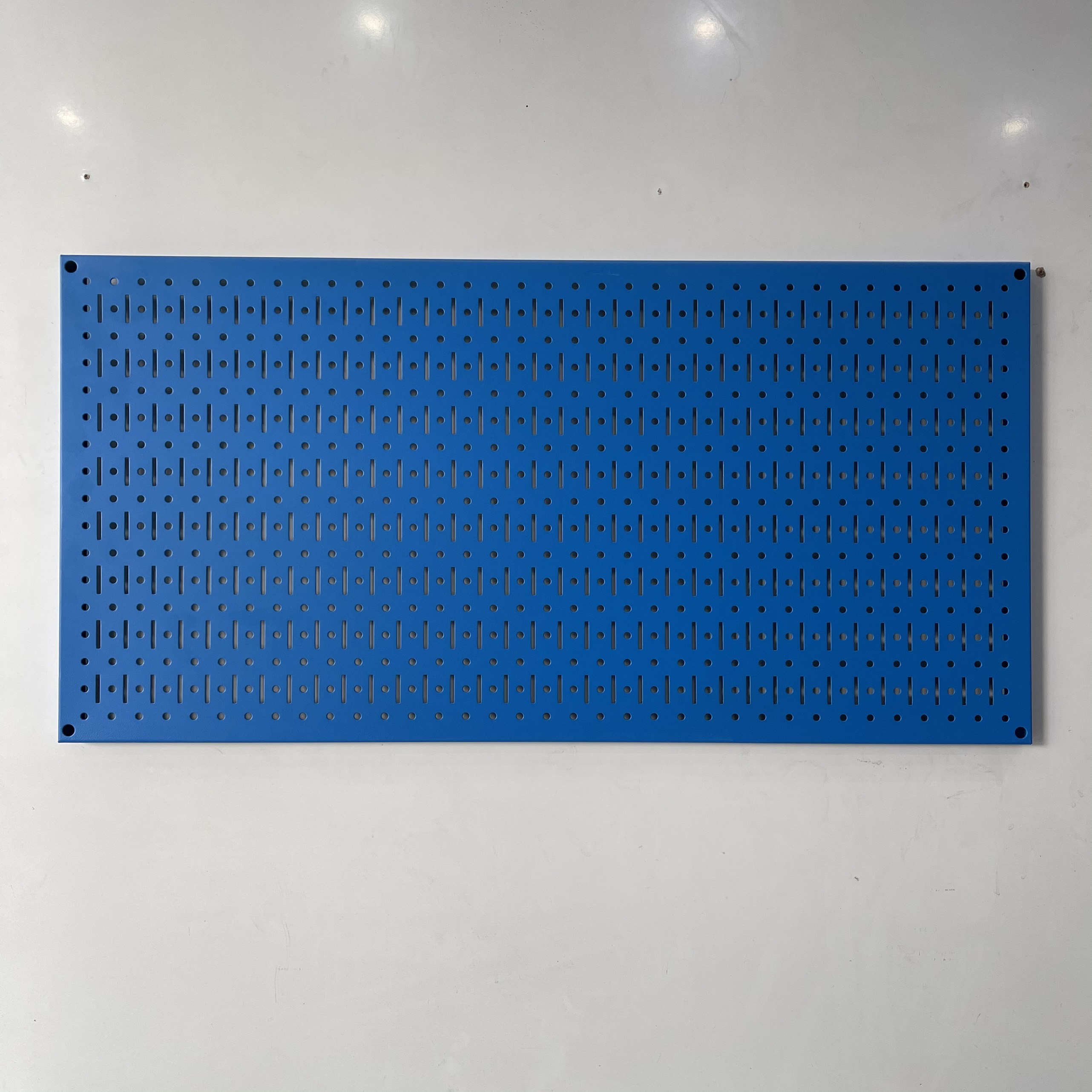 Tấm lưới Pegboard xanh dương mờ treo tường đa năng FABINA