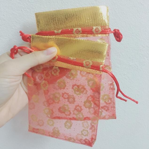 Túi voan đỏ kích thước 9x15cm có dây rút tiện lợi, đựng gạo muối, trang sức đem may mắn tài lộc bình an