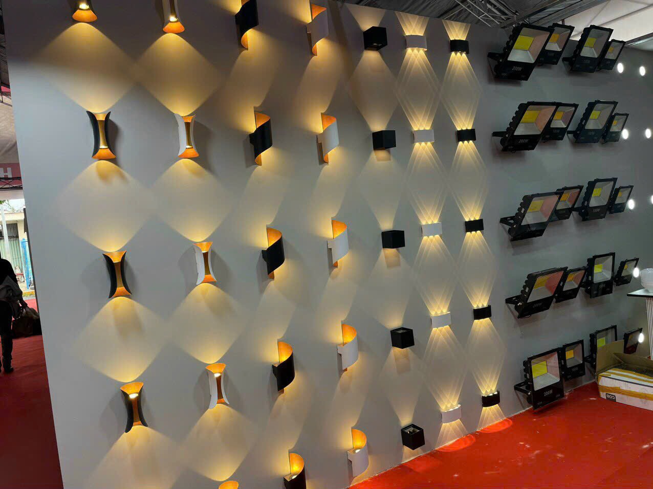 Đèn tường LED YUAIR kiểu dáng độc đáo, sang trọng trang trí không gian nội, ngoại thất.