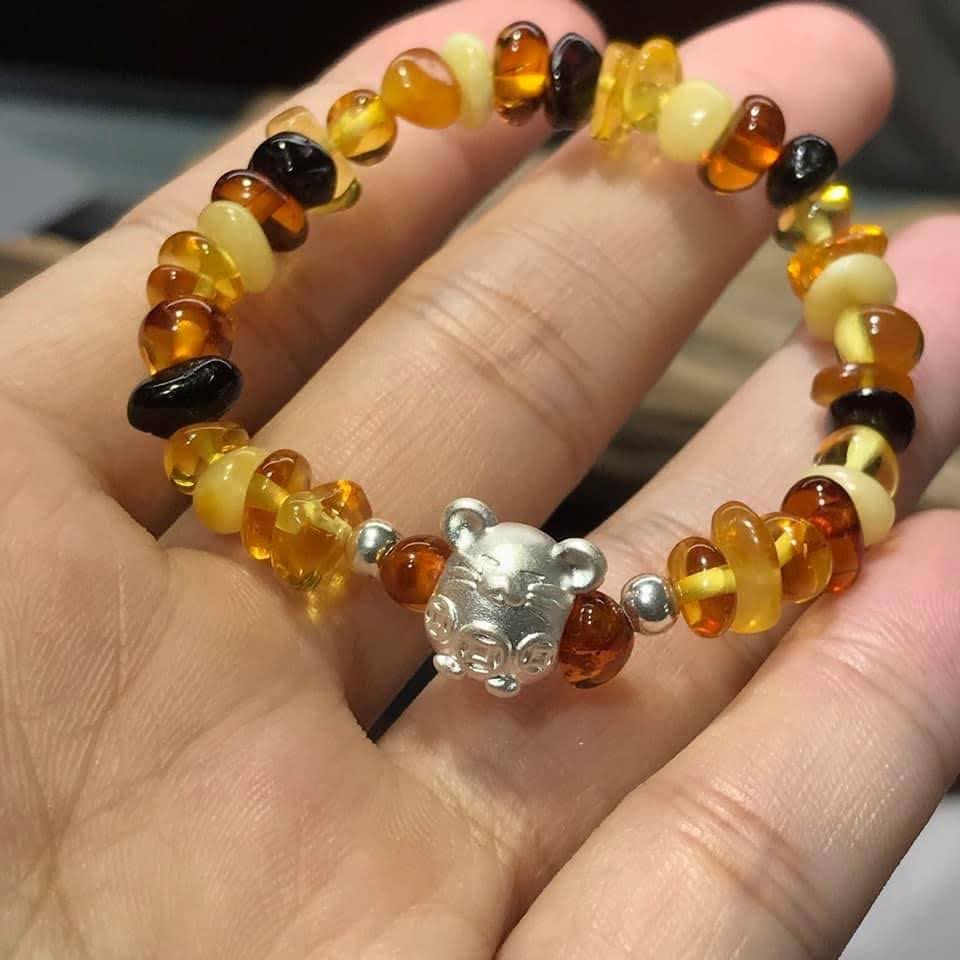 Vòng tay Hổ Phách tự nhiên mix con giáp bạc xi vàng cho bé