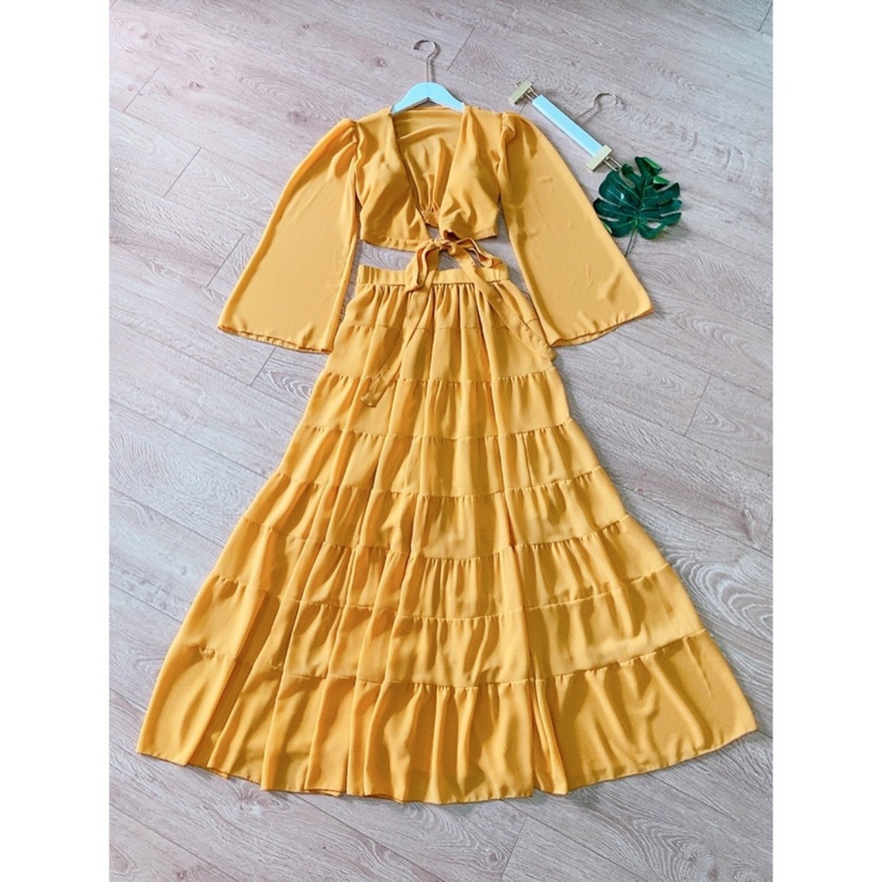 Maxi tay loe, chân váy tầng