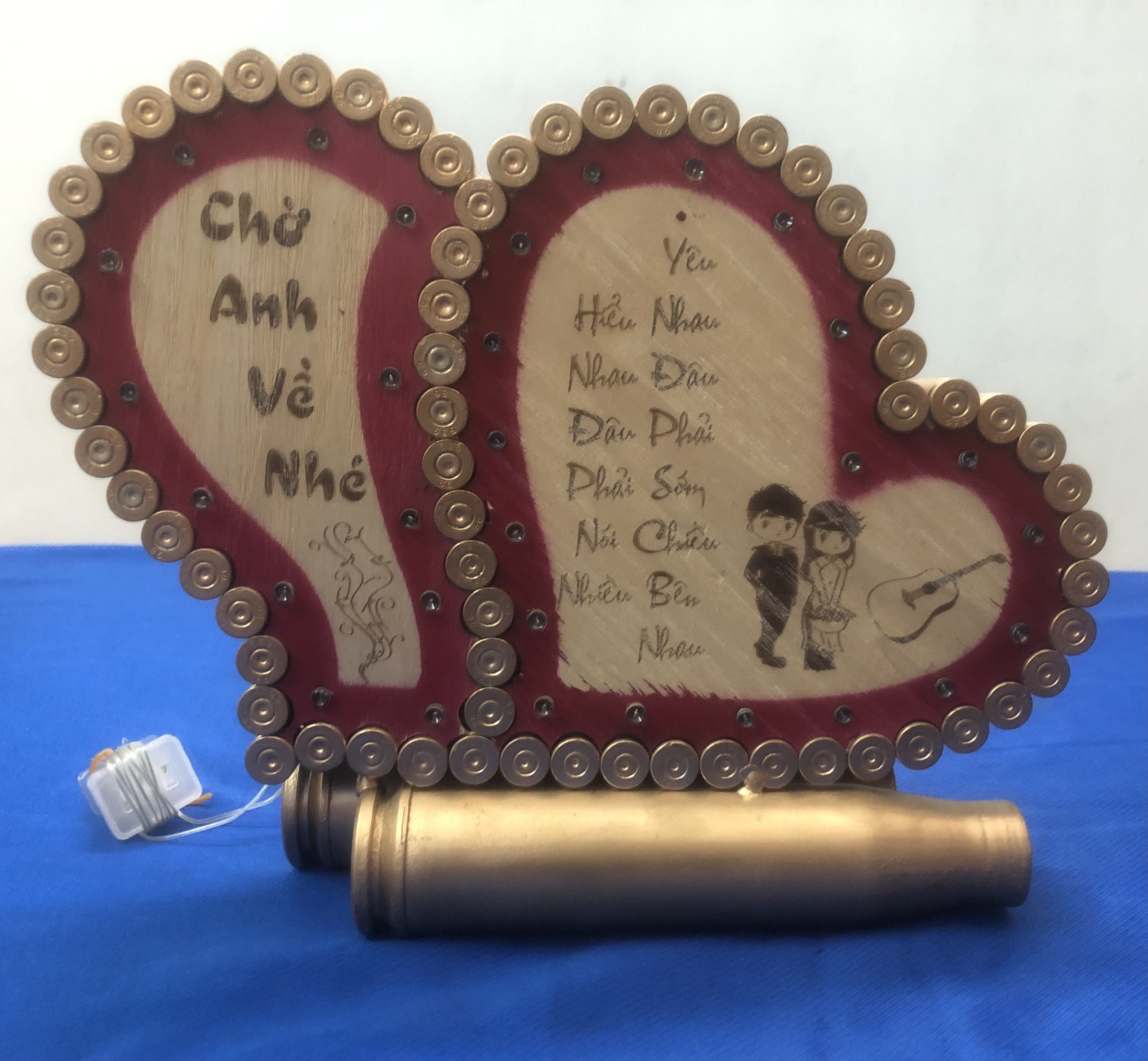 Mô hình vỏ đạn trái tim khắc chữ và có đèn led, tặng kèm 1 móc khóa vỏ đạn