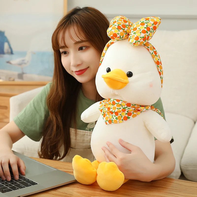Gấu bông vịt trắng baby đeo khăn, nơ trái cây siêu dễ thương mềm mịn (25cm) vải miniso 4 chiều co giãn êm ái, an toàn cho trẻ nhỏ