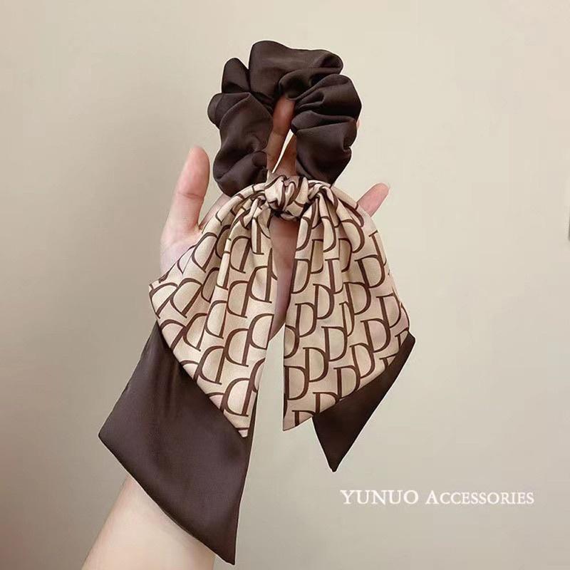 Cột tóc vải satin in chữ D