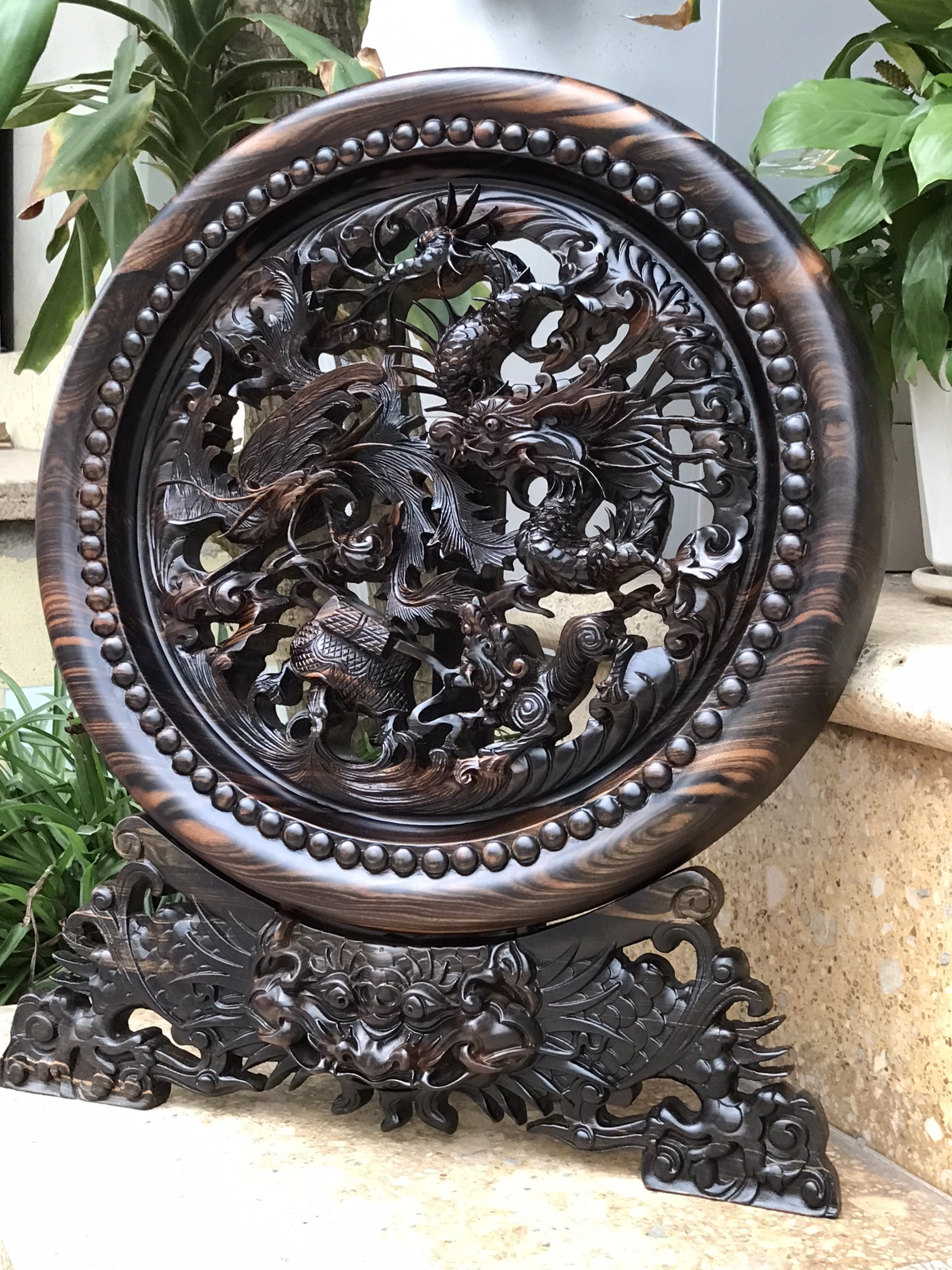 Đĩa trang trí phong thủy trạm khắc tứ linh bằng gỗ mun hoa cực đẹp kt mặt tròn 40×3,5cm +kệ chân đế cao tổng 48cm