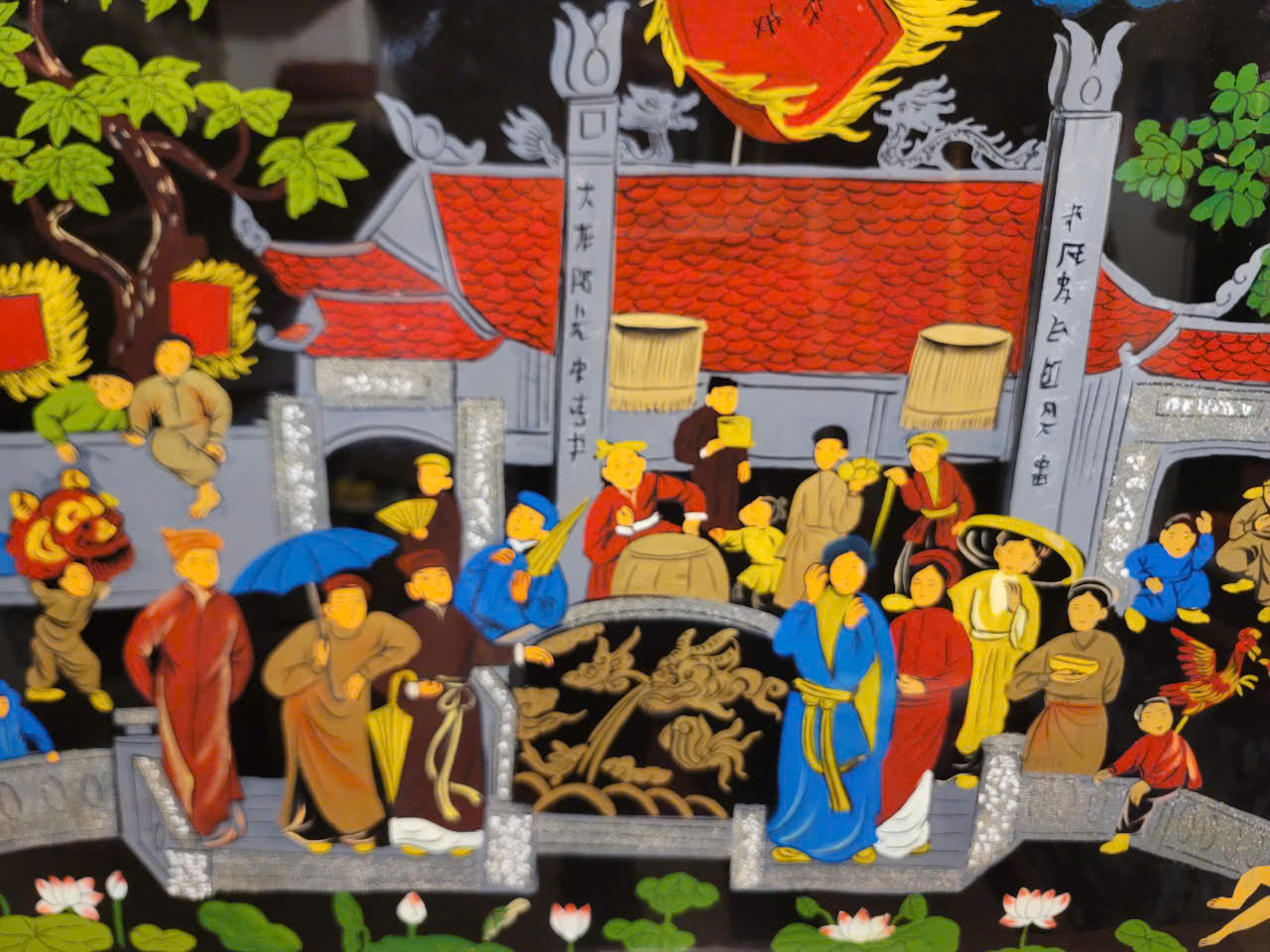 Tranh sơn mài khảm ốc – Hát quan họ hội làng Kinh Bắc