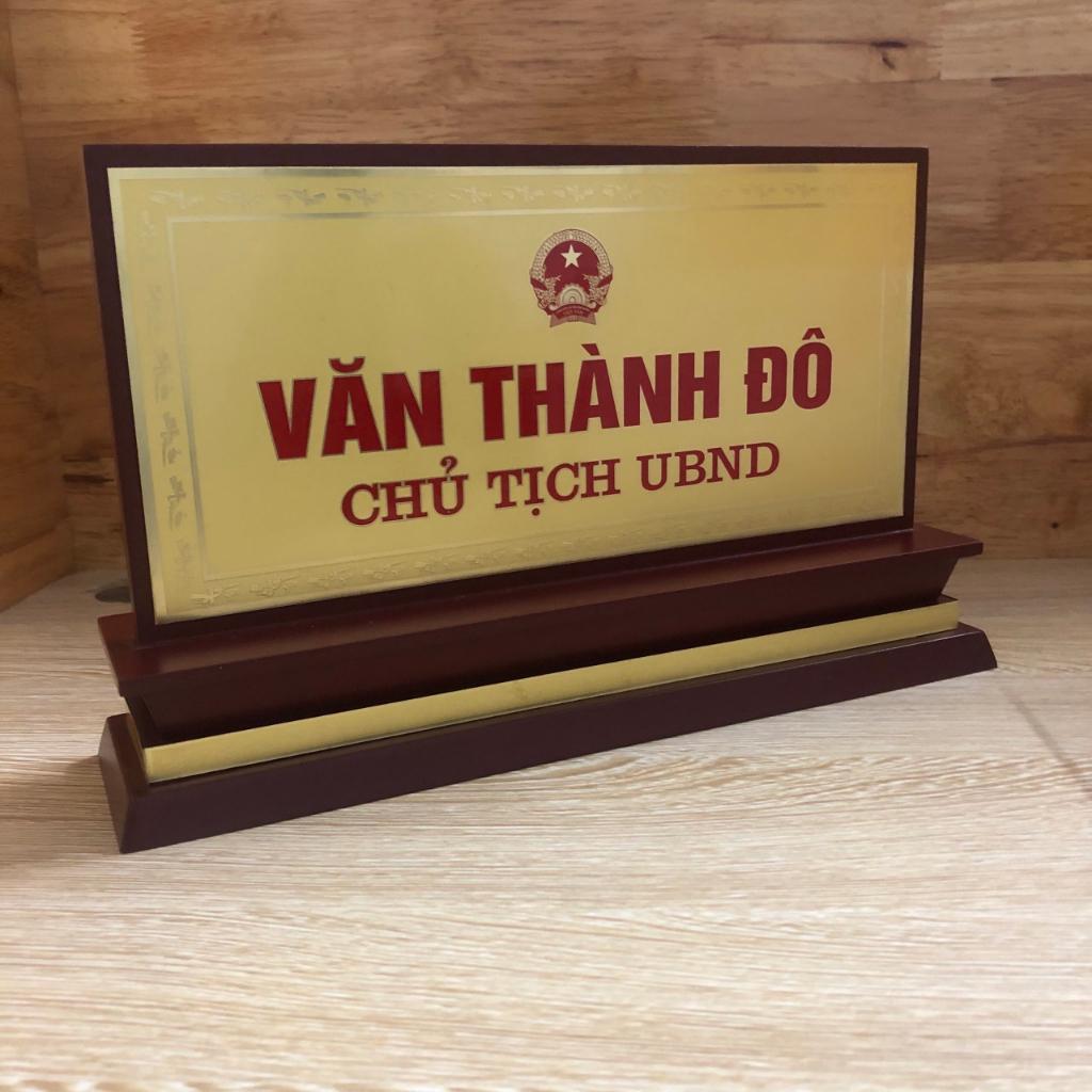 Biển chức danh mica đế gỗ tam cấp tiêu chuẩn 12x24cm