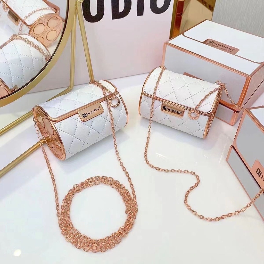 Dụng cụ trang điểm cho môi , hộp  4 cây (3 màu 1 dưỡng ) đánh môi   ,kèm túi xách đựng sang trọng , có thể làm quà tặng ý nghĩa
