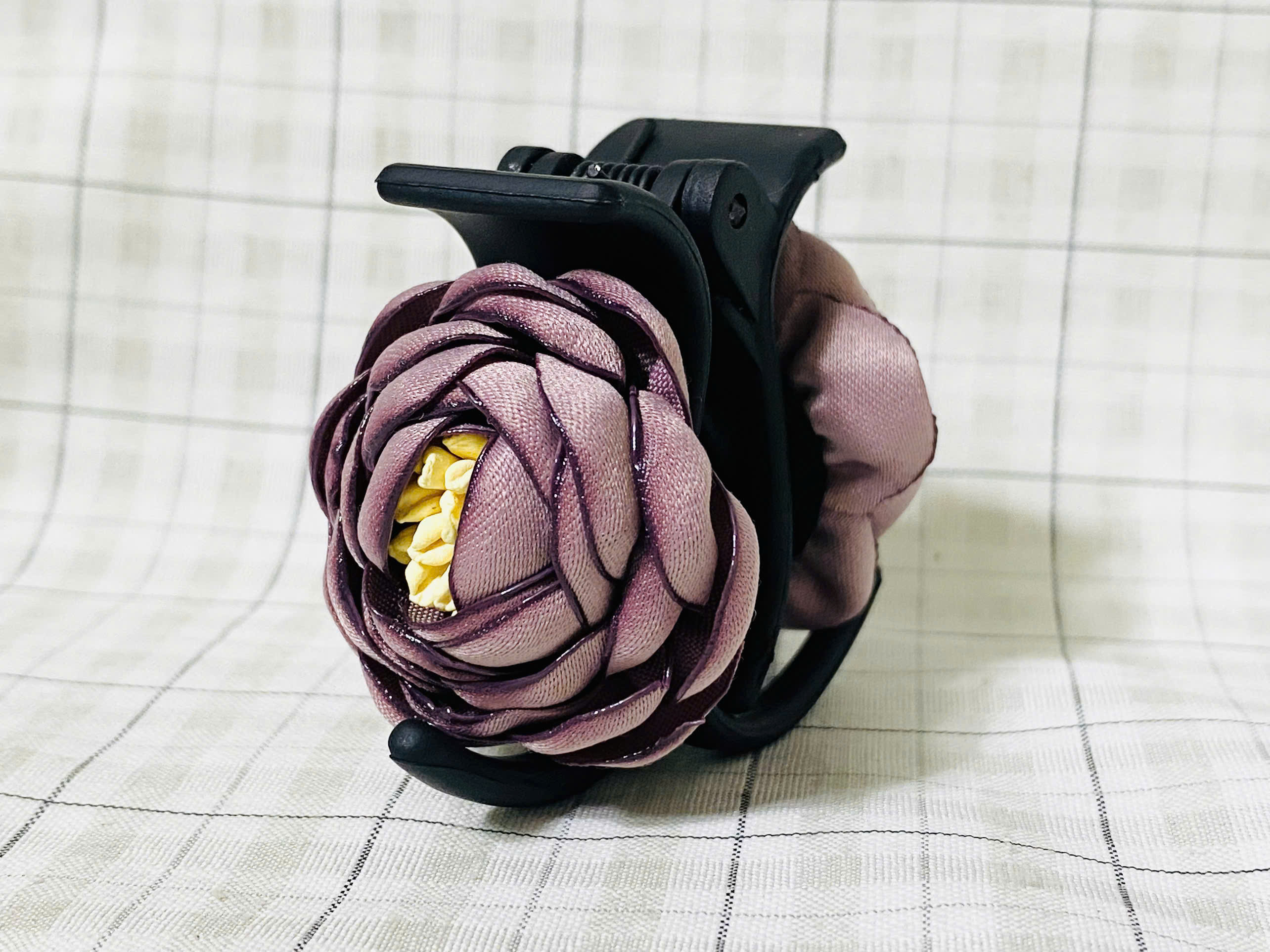 Kẹp tóc càng cua 3 răng đính hoa hồng vải màu xanh đậm kiểu Hàn Quốc