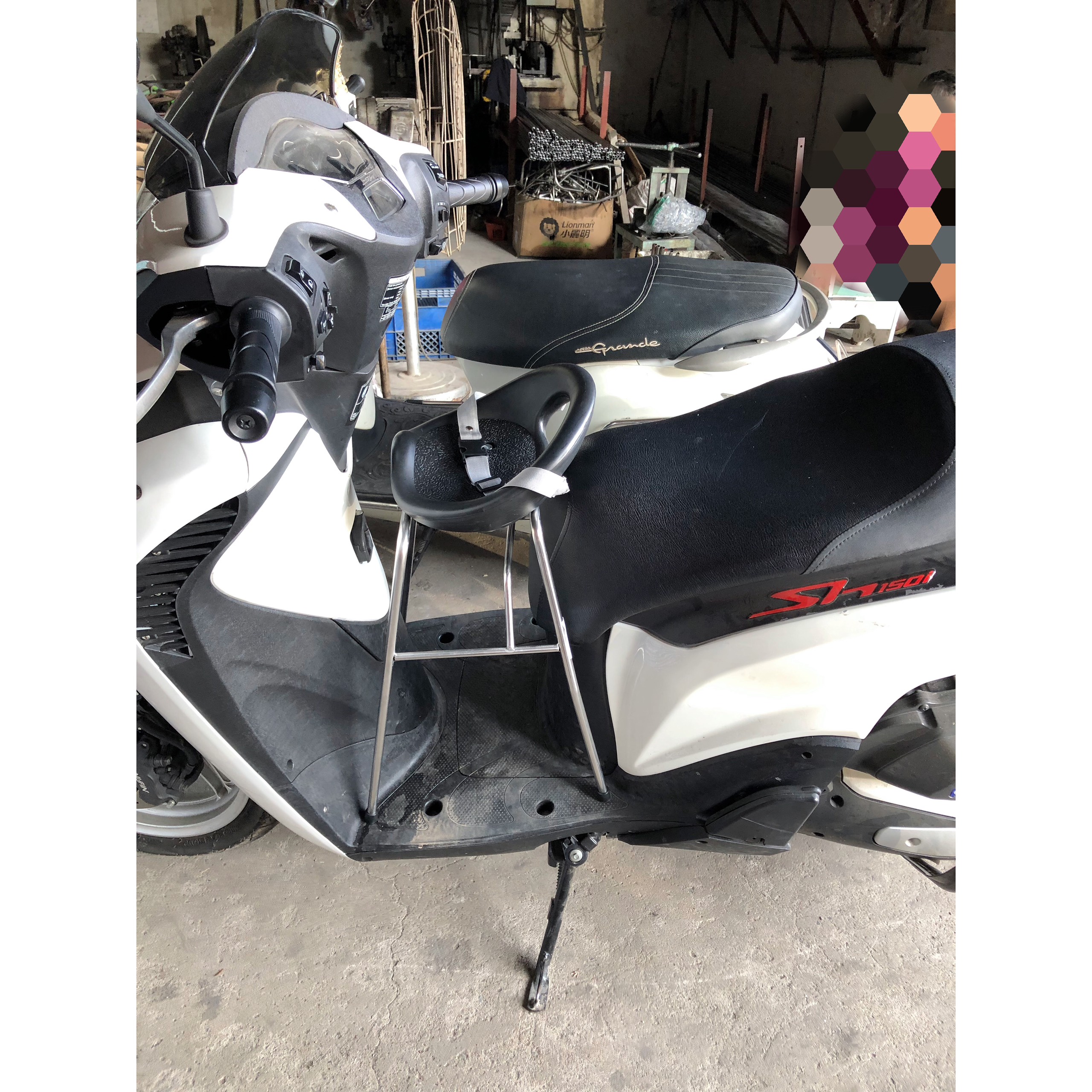 Ghế ngồi xe tay ga yên nhựa cho bé , GHẾ ĐÔN GA INOX YÊN NHỰA CÓ DÂY ĐAI