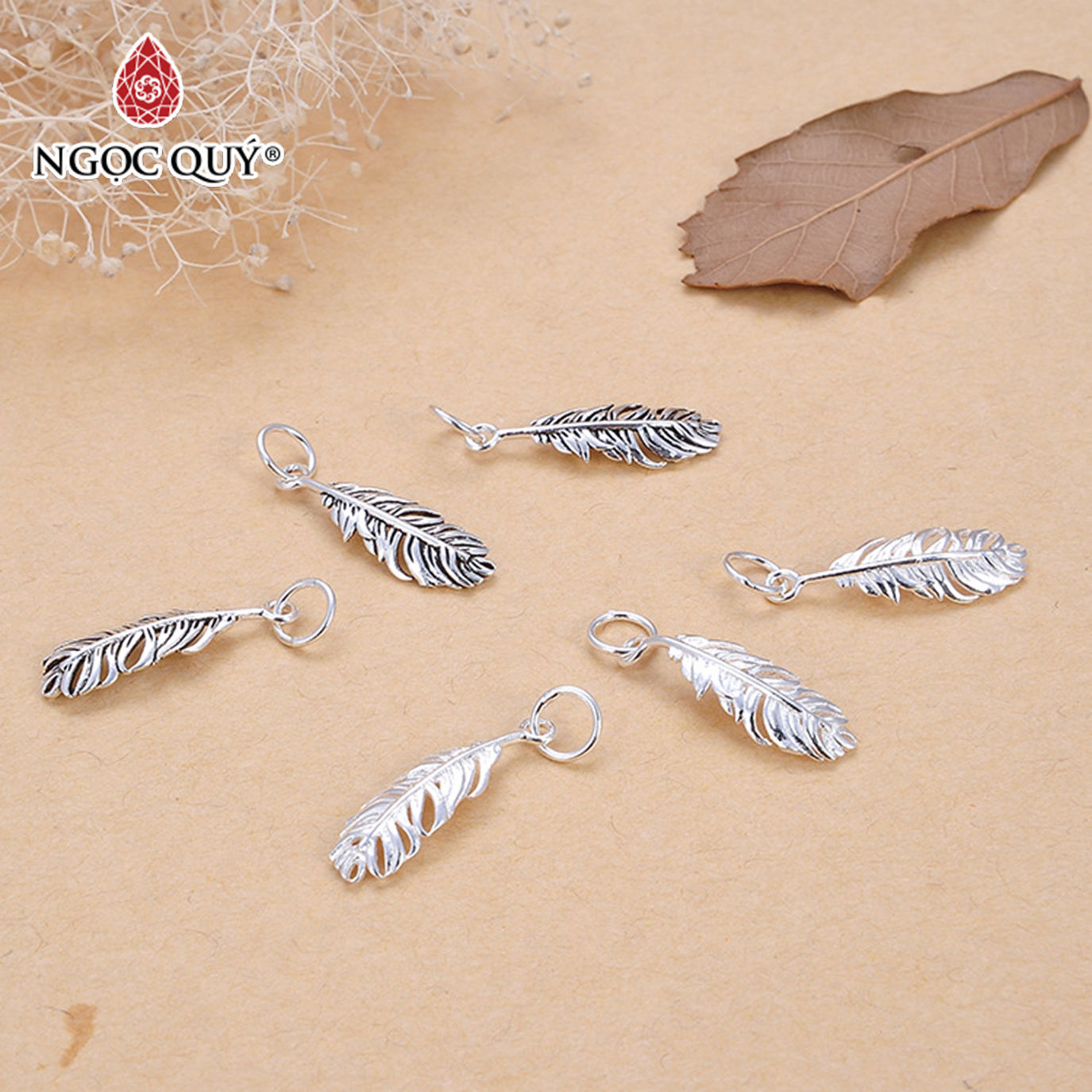 Charm bạc lông vũ xỏ ngang