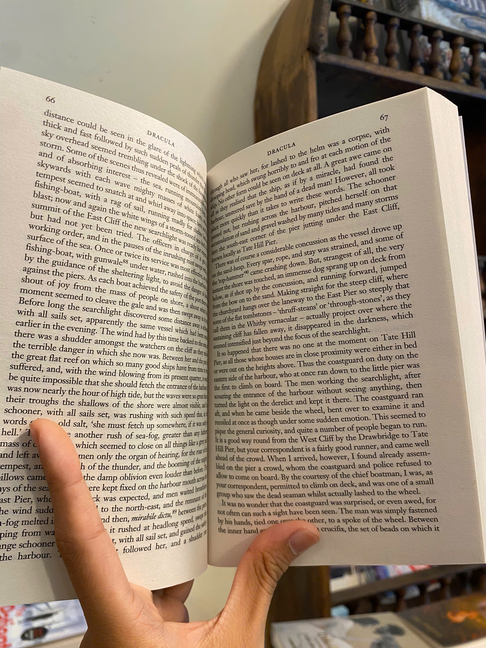 Sách - Dracula by Bram Stoker | Classic Novel / Fiction in English / Ngoại văn Kinh điển Nhập khẩu