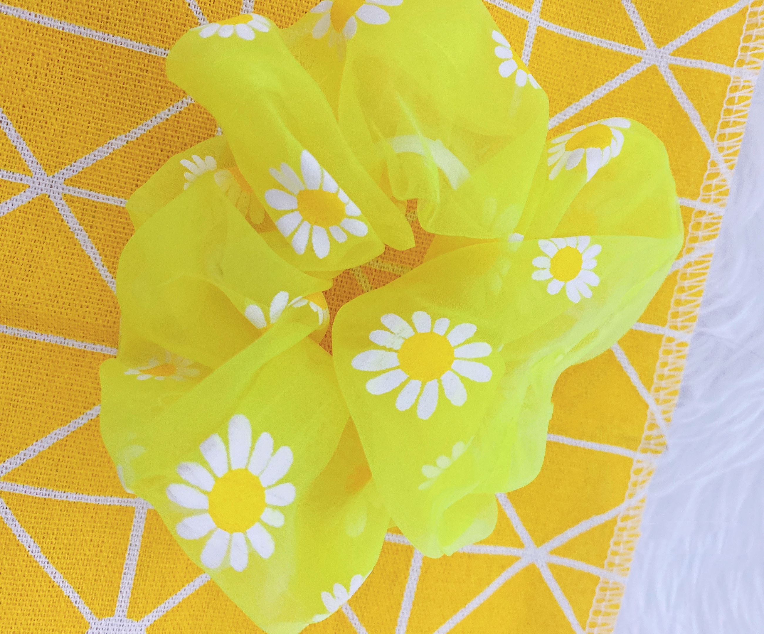 Cột Tóc Hoa Cúc Daisy Vải Voan Lưới Nhuỵ Vàng Nhiều Màu, Có Co Giãn, Chất Vải Xịn Nữ Tính