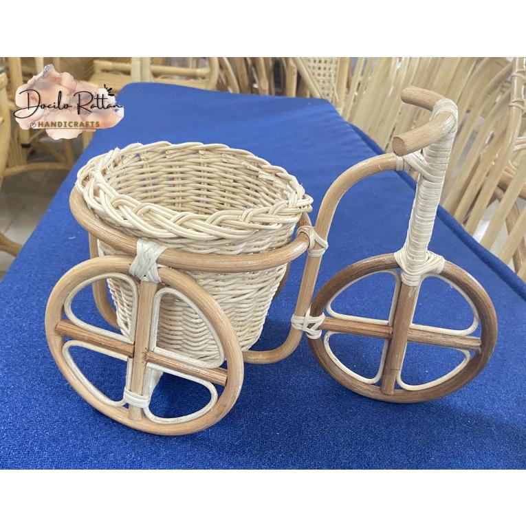 Bình cắm bông trang trí bằng mây hình xe đạp