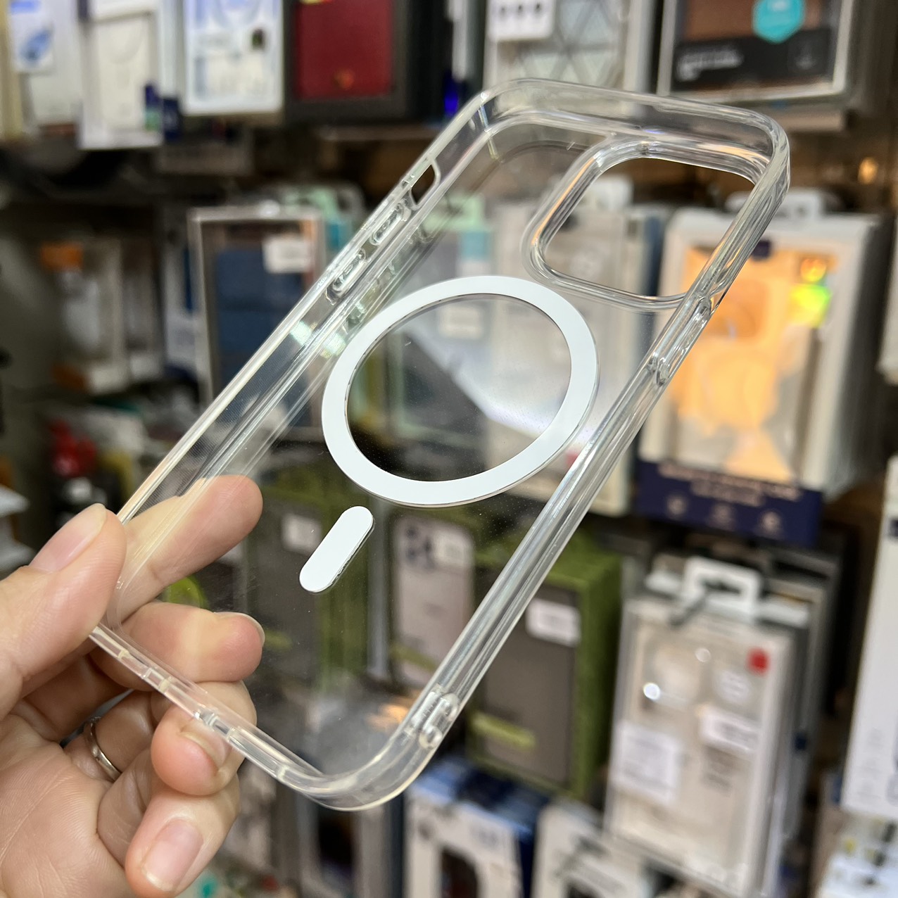 Ốp lưng WiWu trong suốt hỗ trợ sạc không dây dành cho iPhone 13 Pro - hàng chính hãng