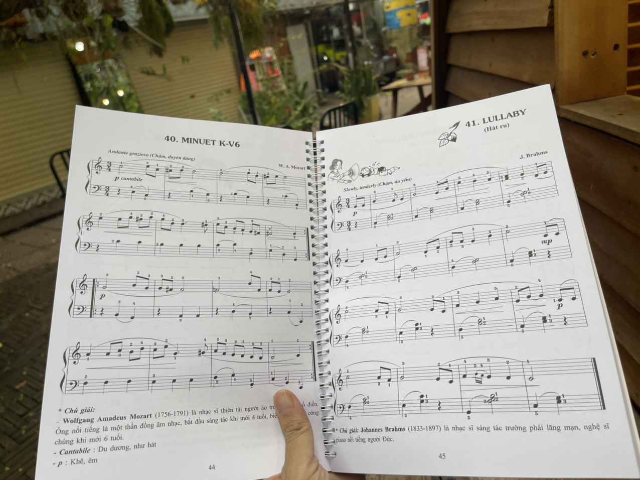 PIANO CHO THIẾU NHI – Tuyển tập 220 tiểu phẩm nổi tiếng (Phần 1) – Lê Dũng biên soạn – Huy Hoàng Bookstore – NXB Dân Trí (Bìa mềm)