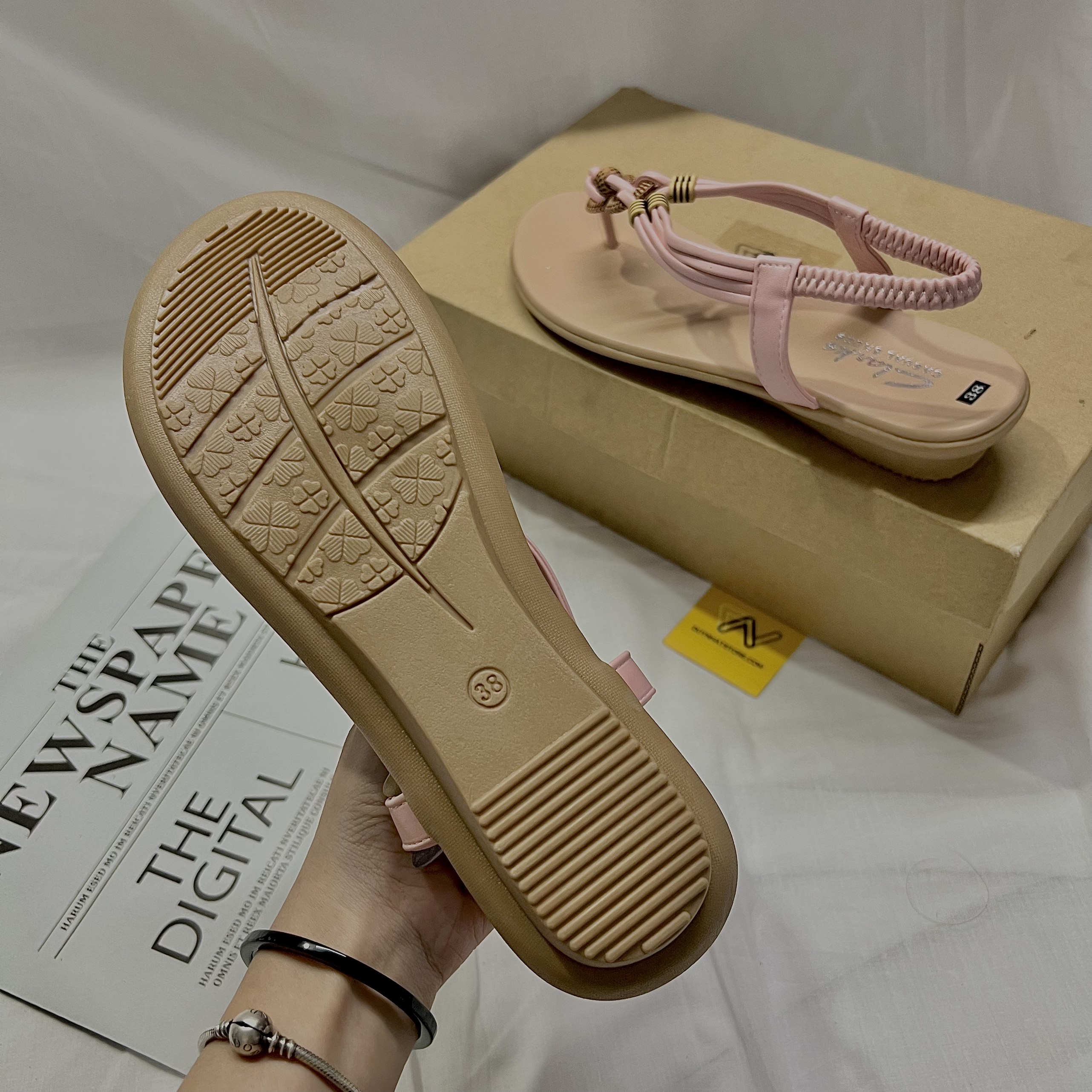Giày Sandal Nữ Quai Kẹp Xỏ Ngón Màu Hồng Đen Dây Mảnh Nhỏ Duy Nhật Store Học Sinh Đi Học Bền Uzzang Chiến Thun Hạt Gỗ