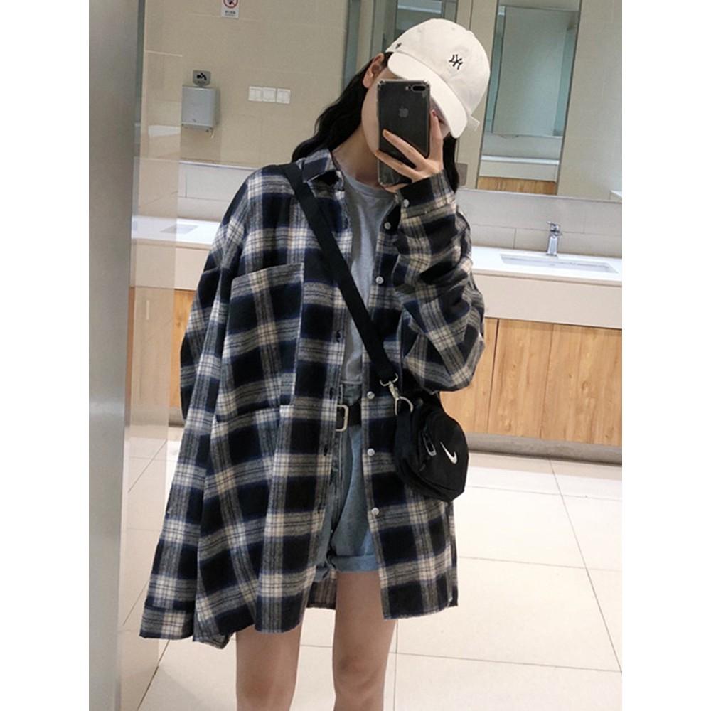 Áo sơ mi nữ form dài rộng trùm mông khoác ngoài kẻ sọc caro đen trắng Hàn Quốc