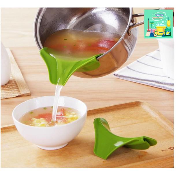Phễu Rót Chất Liệu Silicon Thích Hợp Gắn Thành Nồi / Chảo Giúp Chống Trào Dành Cho Nhà Bếp - TT1133