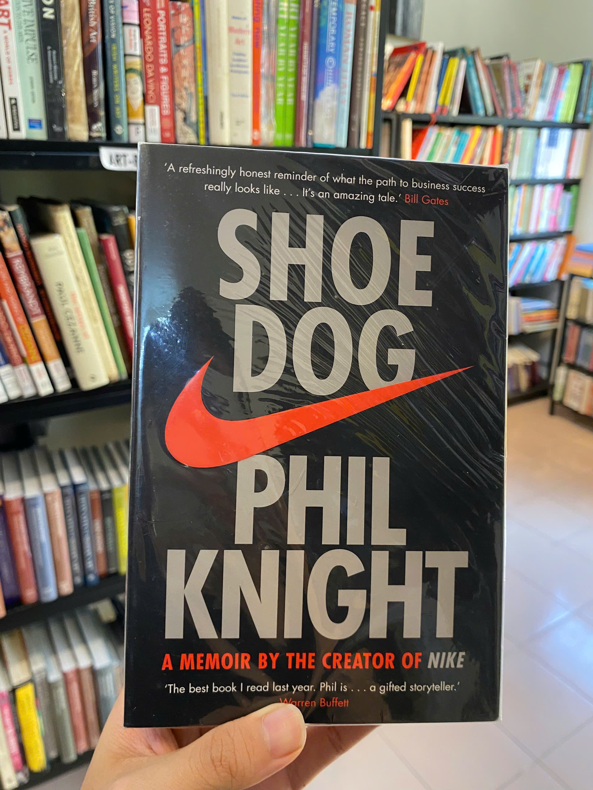 Sách - Shoe Dog: A Memoir by the Creator of Nike - Phil Knight | Business / Memoir / Nonfiction