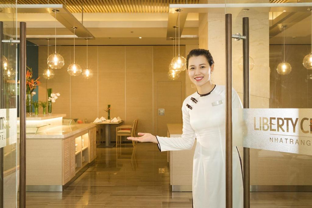 Combo 3N2D KS Liberty Central Hotel Nha Trang: VMB khứ hồi Hà Nội - Nha Trang + Phòng Tiêu Chuẩn + Ăn sáng