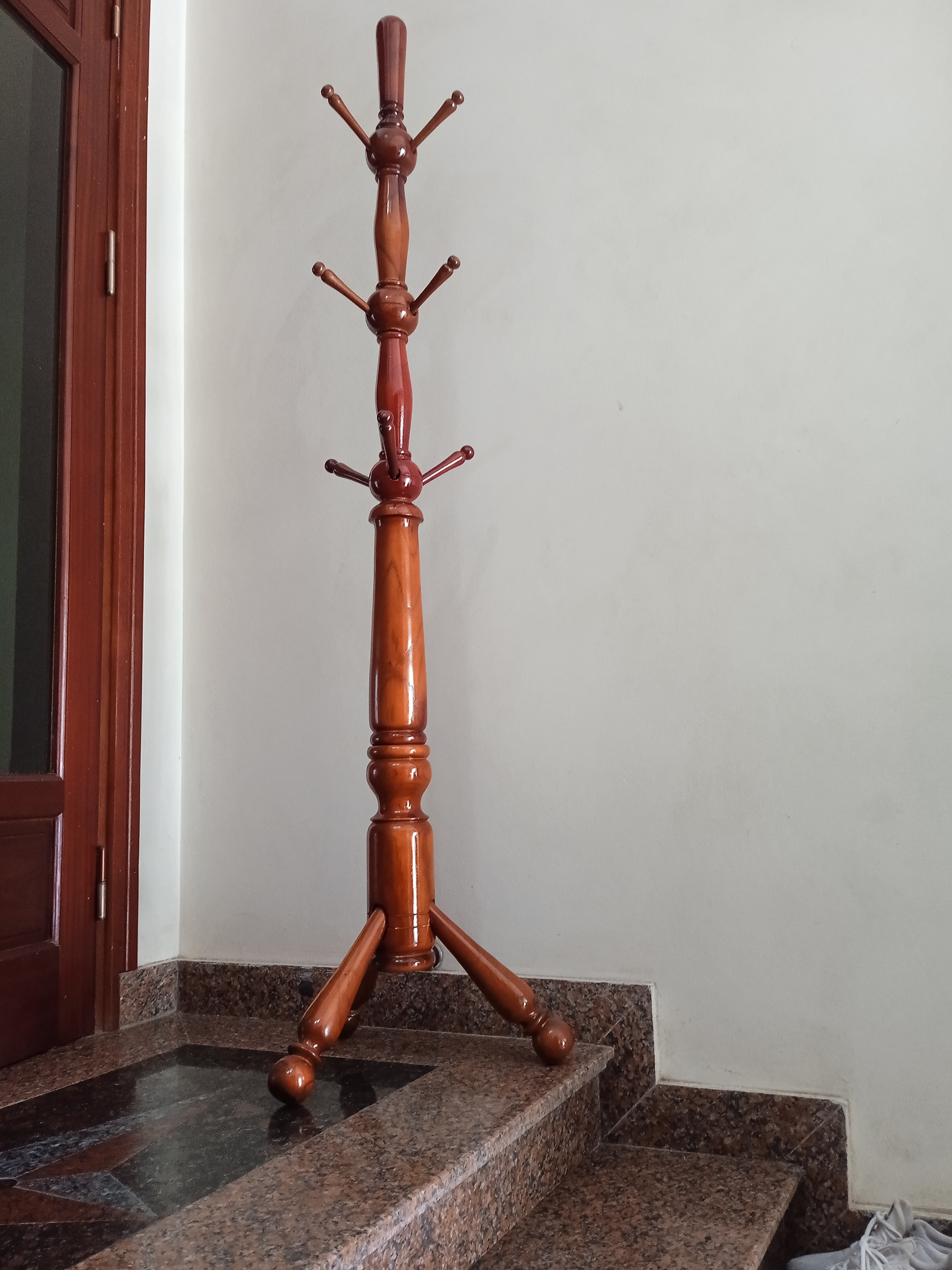 Cây treo quần áo N H home thân to chân thẳng màu nâu đậm