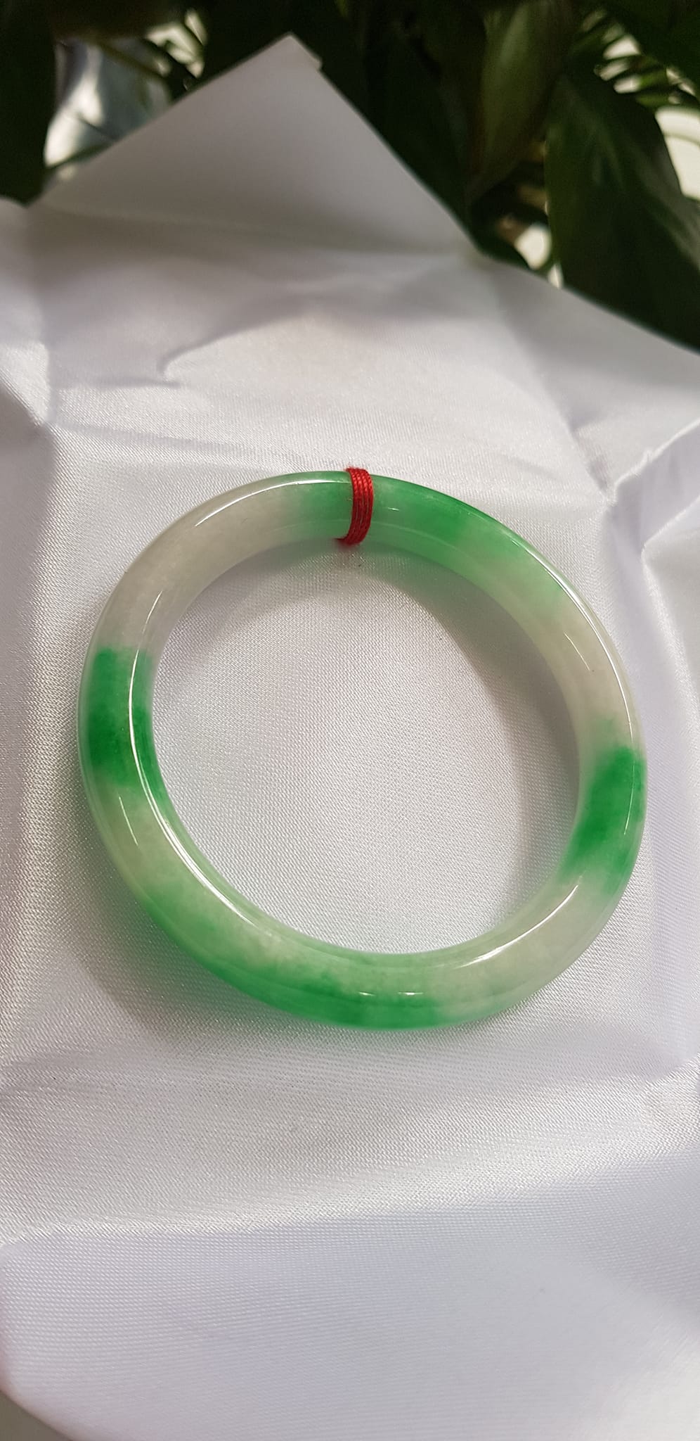 Vòng tay nữ đá Cẩm Thạch tự nhiên mới TR LÝ IC Sịn 51mm x chột 8mm Vòng màu xanh lý trắng bóng đều đẹp nữ 50kg - 54kg đeo ạ