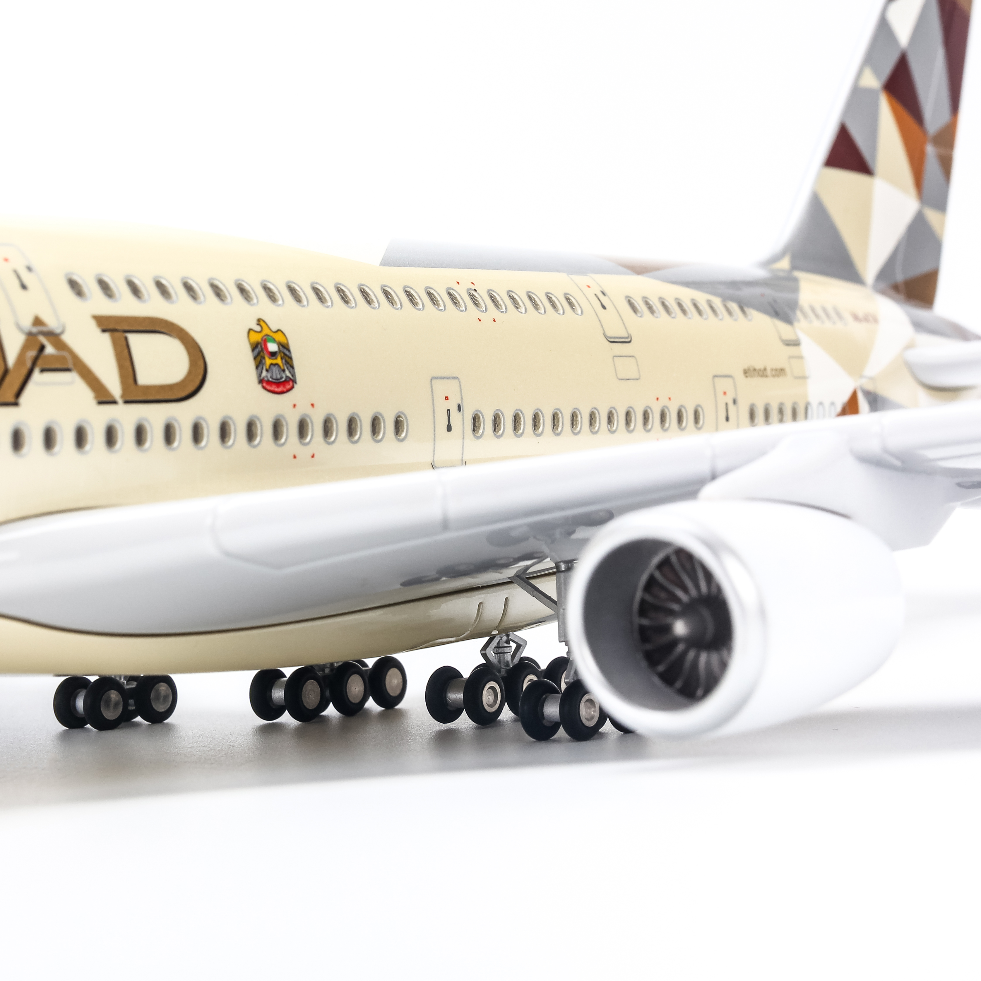 Mô hình máy bay Etihad Airways Airbus A380 lắp ráp có đèn 47cm MBMH46