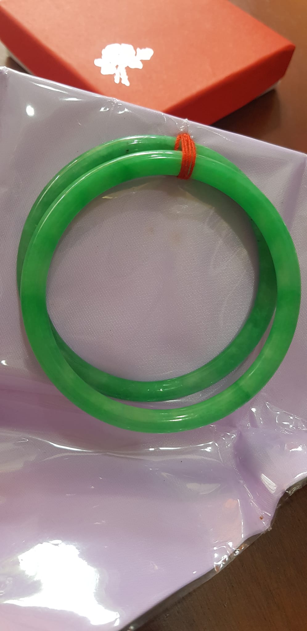 Cặp vòng cẩm thạch cọng Tròn T A Đẹp Sao N 55mm x dầy 5,2mm Cặp màu xanh Ngọc Tươi đều đẹp Nữ cân nặng tầm 54kg - 64kg đeo đẹp xinh tay ạ