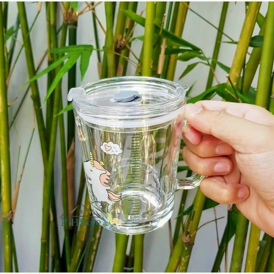 Cốc thủy tinh có vạch chia ml có quai có nắp ống hút