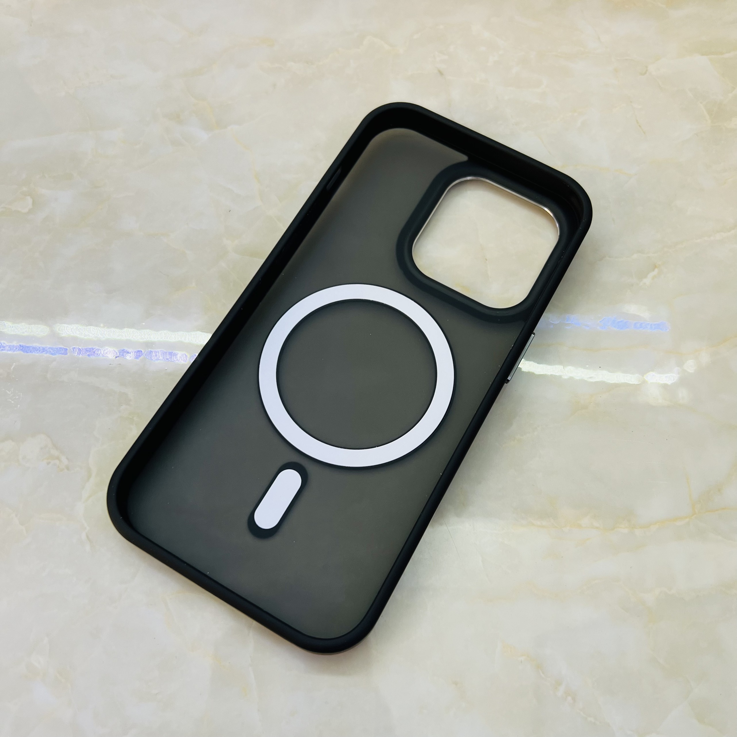 Ốp lưng dành cho iPhone 14 Pro Filada nam châm lưng nhám viền đen- Hàng chính hãng