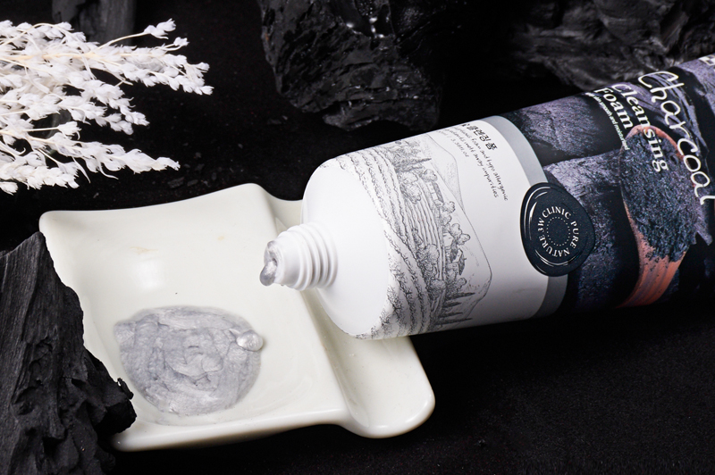 Sữa rửa mặt kiểm soát bã nhờn và làm sạch sâu chiết xuất từ than hoạt tính 3W CLINIC CHARCOAL CLEANSING FOAM 100ml - Hàn Quốc Chính Hãng