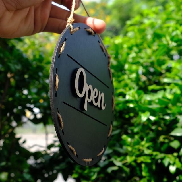 Bảng gỗ treo 2 mặt Open, Closed chữ nổi cắt laser - Mẫu OC02