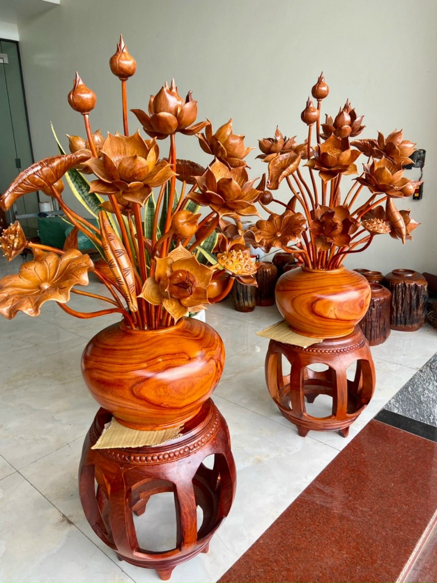 2 Hai bình hoa sen gỗ hương đỏ ,25 cành hoa lá gương bằng gỗ hương đá ,trang trí phòng khách ,phòng thờ quá đẹp