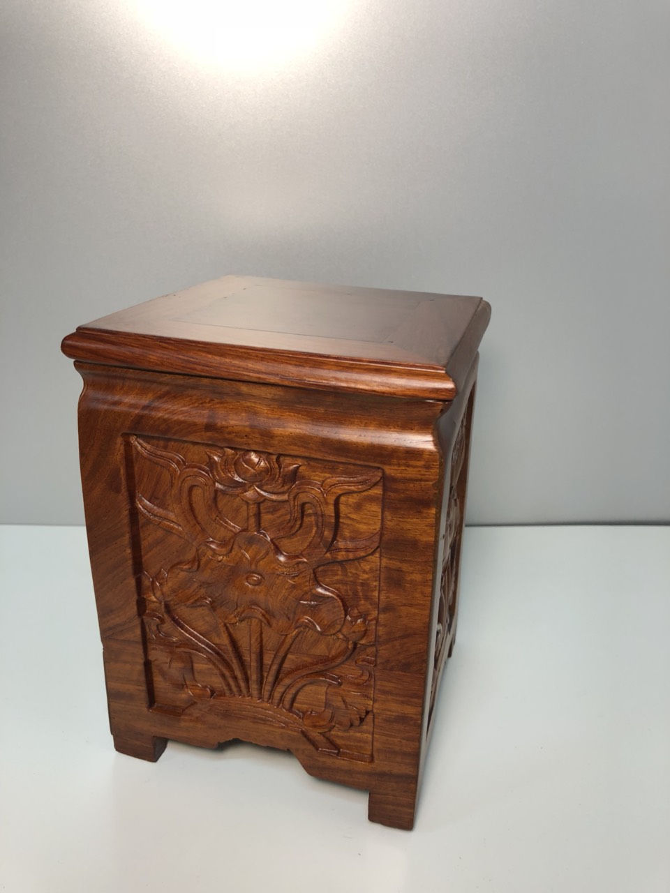 ĐÔN GỖ KÊ TƯỢNG - GỖ HƯƠNG - 13x13x19cm - Màu sơn PU cao cấp